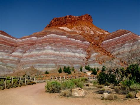 Mooie Geologic Sedimentary Layers On A Mountain Rock Formation In The
