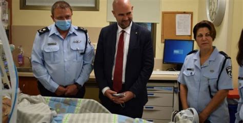 אמיר אוחנה ביקר שוטר שנפצע בפעילות מבצעית - סרוגים