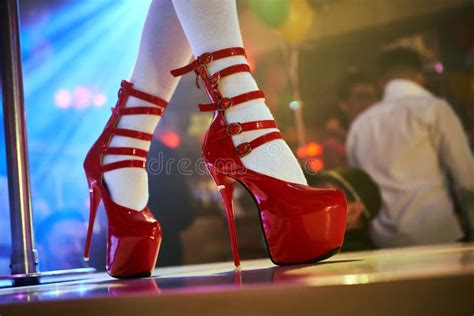 Młoda Seksowna Kobieta Tańcząca Na Tyczce Striptizerka Z Pylonem W Nocnym Klubie Piękna Naga