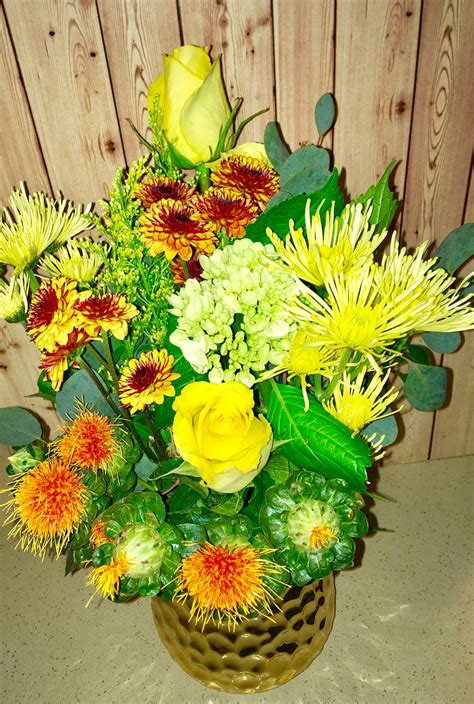 Yellow Flower Arrangement With A Creative Twist Yelliw Roses Are Great