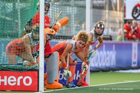 Een hockeyteam scoort punten door de bal in het doel van de tegenpartij te spelen. WEURO 2017 selectie Oranje vrouwen - Mandy van den Berg