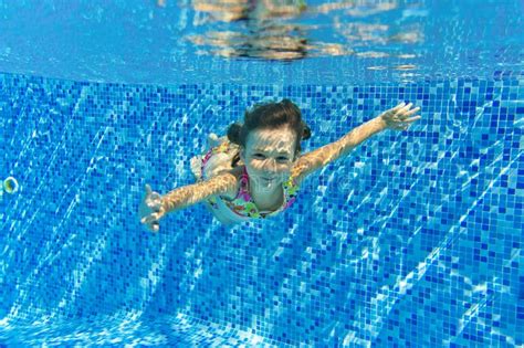 под водой ребенок держит арбуз плавает в бассейне здоровый ребенок