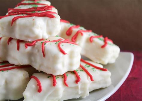 I follow @littledebbie on twitter. Christmas Tree Snack Cakes | Recipe | Snack cake, Baking ...