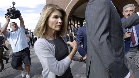 Lori Loughlin Reports To Prison To Begin 2 Month Sentence In College Admissions Scandal Wsb Tv