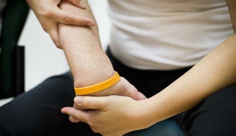 La esclerosis lateral amiotrófica, o ela, es una enfermedad progresiva del sistema nervioso que afecta las células nerviosas en el cerebro y la médula espinal, y causa pérdida del control muscular. ¿Qué es la enfermedad de ELA y cuáles son sus síntomas ...