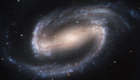 Los brazos espirales parecen surgir del final de la barra mientras en las galaxias espirales parecen surgir del núcleo galctico. Galaxia espiral barrada: Todo lo que debes saber al respecto