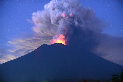 volcanic ash spewing from mount agung forces bali s airport to close for a second day