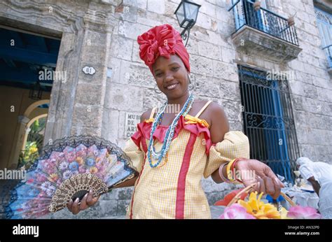 Mujer Cubana En Traje Tradicional Fotografías E Imágenes De Alta