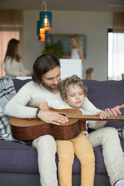 Papá Enseñando A Su Pequeño Hijo A Tocar La Guitarra Hija