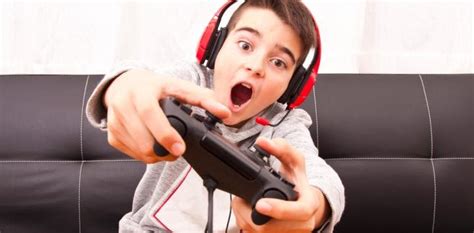 Descarga ahora la ilustración niño jugando videojuegos. Imagenes Sobre Un Niño Jugando Con Los Videojuegos ...