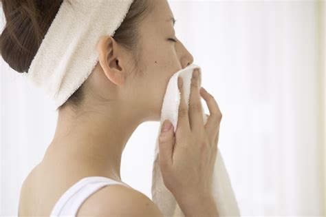 Why Washcloths Are Great For Exfoliating Your Face