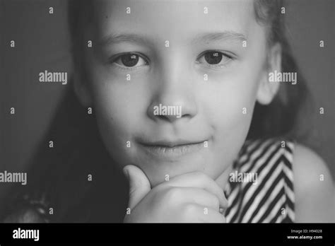 Enfant Qui Regarde Banque Dimages Noir Et Blanc Alamy