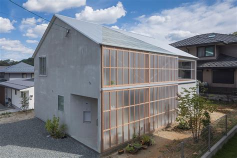 Huge Corrugated Polycarbonate Wall Lightens A Cornered Sunroom In House