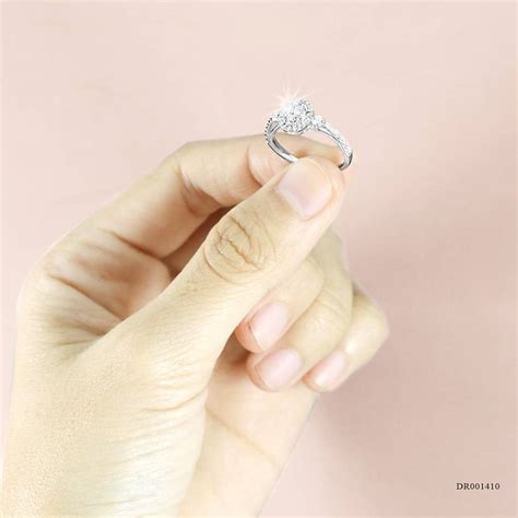 Pengiriman aman di seluruh indonesia dan mancanegara. 7 Cara Melepas Cincin Emas Kekecilan yang Kekecilan - V&Co ...