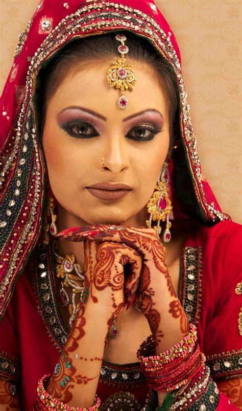 This messy affair is a favorite of deepika padukone. 17 Winter Bridal HairStyles For Indian Women