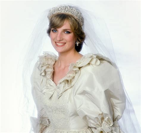 You Can Now Catch A Glimpse Of Princess Dianas Iconic Wedding Dress At