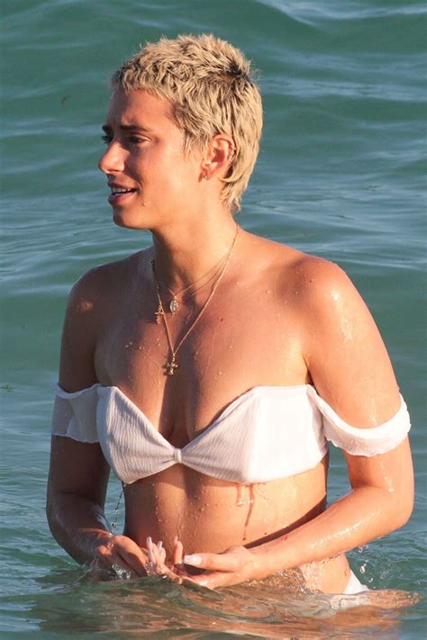 Julieanna Yesjulz Goddard In Bikini At A Beach In Miami