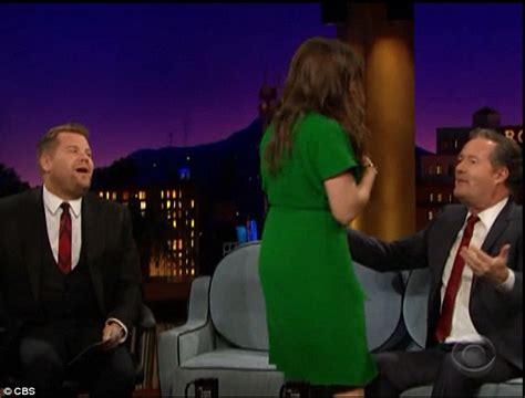 Mayim Bialik Flashes Piers Morgan On The Late Late Show To Support Susan Surandon Daily Mail