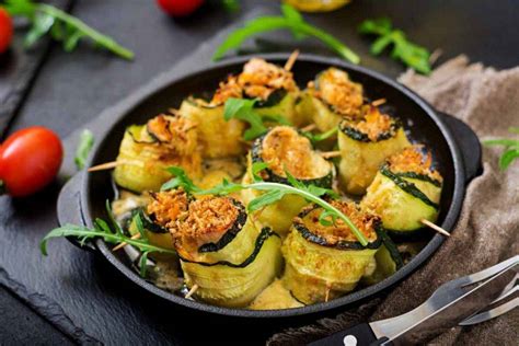 Gli involtini di alici sono pronti per essere gustati. Involtini di zucchine al forno, una delizia velocissima da ...