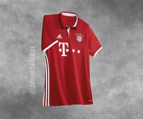 En el pecho se pueden ver varias franjas verticales que destacan sobre el rojo de la prenda, que se acompañan del sponsor principal (con borde en negro), quedando la. Camiseta titular Adidas del Bayern Munich 2016/2017 ...