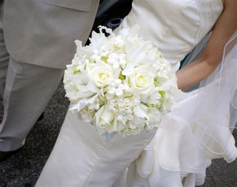 21 Best White Bridal Bouquets