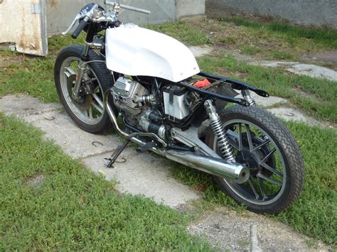 Maskinen er nænsomt ombygget i den populære og historiske stil, som fremhæver det flotte, italienske design. GUZZISTAS - Guzzi V50 cafe project + Cool V50 racer ...