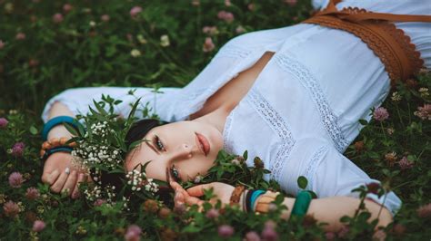 Картинки поляна луг трава клевер девушка женщина лежит мечтает