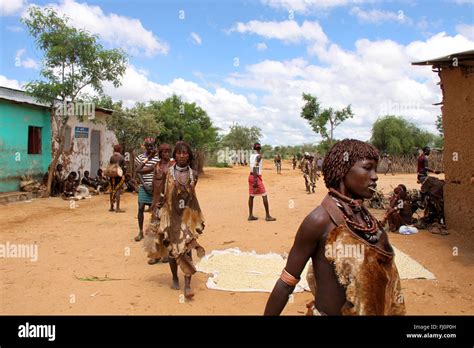 Hamer Stamm Frauen Sind Fuß In Turmi Dorf Omo Tal Äthiopien