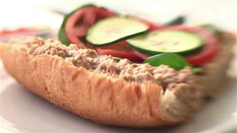 Tomato may be added but that is not the traditional way to make it. Herbalife - Panino al tonno - YouTube