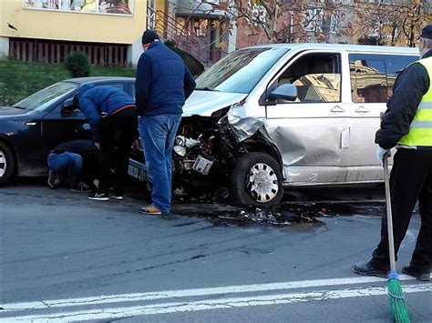În urma impactului au rezultat 11 victime şi a fost declanșat codul roșu de intervenție. Accident în Baia Mare. Un taxi și o mașină de transport ...