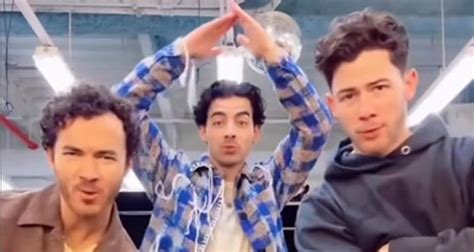 Jonas Brothers Tease New Song ‘waffle House From ‘the Album Ahead Of