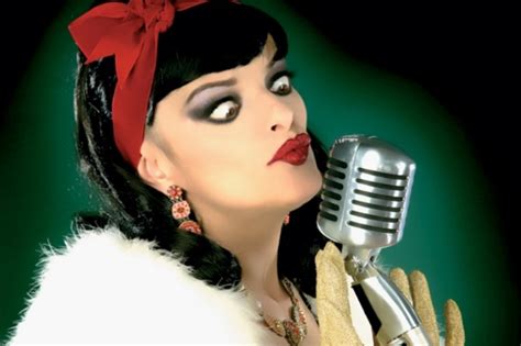 Corona ontbijt tv blikt terug met koos coach van dijk, nina hagen en peter snijders, de burgemeester van zwolle die brood afgelopen koningsdag postuum heeft geridderd in de orde van de nederlandse leeuw. Nina Hagen speelt Herman Brood! - Luxor Live