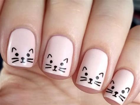 Uñas con lineas y triángulos muy originales. Diseños de uñas para quienes aman locamente a los gatitos | ActitudFem