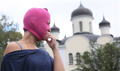 Integrantes do grupo Pussy Riot fogem da Rússia Jornal O Globo