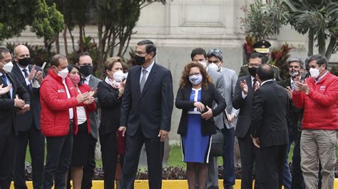 Congreso De Perú Destituye Al Presidente Vizcarra