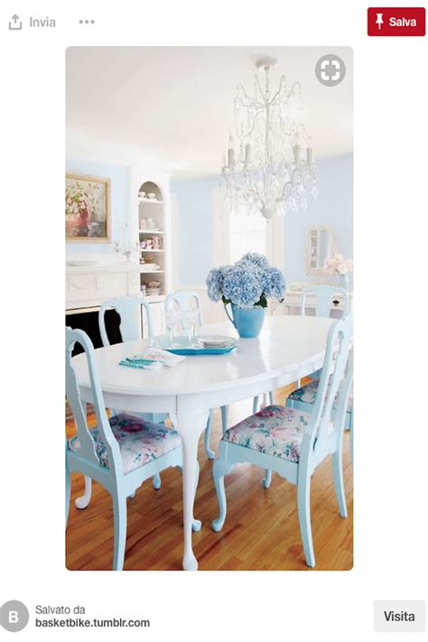 Per la notte e per i mesi più freddi dell'anno, quando il sole tramonta prima, le lampade per la casa aiutano a mantenere una piacevole illuminazione degli interni proprio dove serve. Cuscini per sedie shabby chic: spunti da Pinterest
