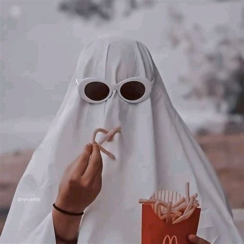 𝙶𝚑𝚘𝚜𝚝 𝚃𝚛𝚎𝚗𝚍𝚜 ︎ Ghost Photography Ghost Pictures Cute Friend Pictures