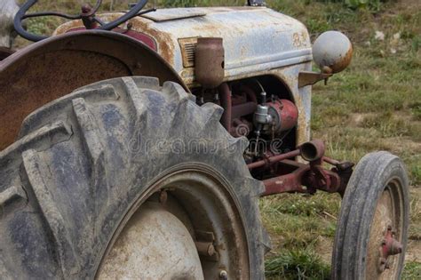 Rusty Old Tractor In A Field Stock Image Image Of Power Country