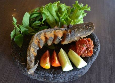 Tempat ini menyediakan berbagai macam menu makanan seperti ikan lele, pecel lele, cumi goreng, kepiting saos dan ikan goreng serta bakar. RAHASIA RESEP PECEL LELE YANG MA' NYUSS.. | WISATA KULINER ...