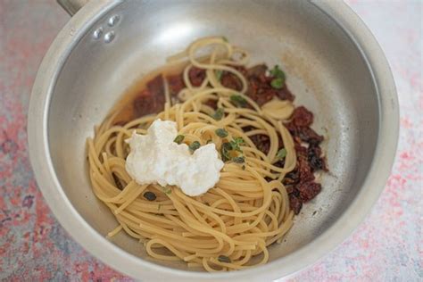 Ricetta Spaghetti Con Pomodori Secchi Alici E Burrata Primo Piatto