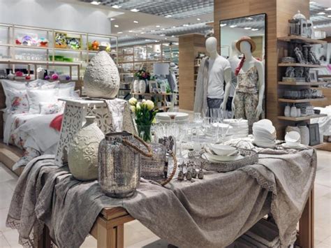 Case in point, zara home's latest drop, dubbed feel at home, is filled with basics and decorative items for every room, and they're undeniably fresh and modern. » Zara Home Store & Windows, Milan - Italy
