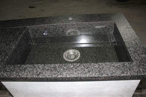 Notre large gamme d'éviers vous proposera toutes formes (ronds, d'angles.), matières (résine, céramique, inox.) et de type d'évier (à poser, à encastrer.) parmi les plus grandes. evier en granit