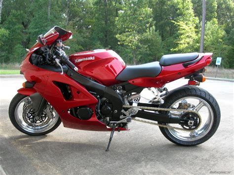 Introducing the 2008 kawasaki zzr600, the machine that will get you to and back from work in rush hour and still manages to provide you with your needed dose of adrenaline on those weekend trips. 2007 Kawasaki ZZR 600 / ZX6 | Picture 1364244