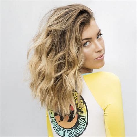 14 Medium Curly Hairstyles You Should Try
