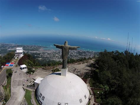 El teleférico de puerto plata que a su vez es el único con que cuenta la isla de la república dominicana, fue construido en el año 1974. Teleferico, Puerto Plata, Dominican Republic | Dronestagram