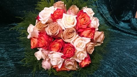 These gorgeous blooms just radiate warmth and happiness! Sandra's Flower Studio: Peach wedding bouquets