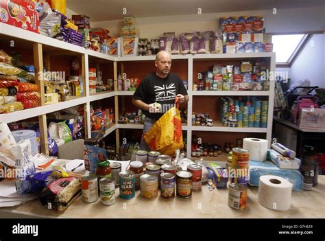 Food Bank Volunteer High Resolution Stock Photography And Images Alamy
