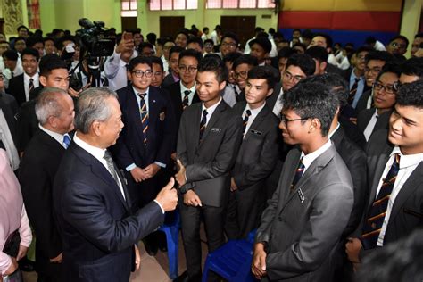 Timbalan perdana menteri malaysia ialah jawatan politik kedua tertinggi kerajaan malaysia. PM Muhyiddin buat lawatan mengejut ke SAS raikan pelajar ...