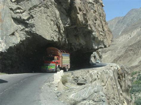 Amazing Images Of Karakoram Highway Drivers Worst Nightmare