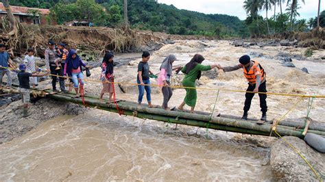 Mittlerweile spricht man von mindestens 42 toten menschen während zahlreiche noch vermisst werden. Viele Tote durch Überschwemmungen in Indonesien | wetter.de